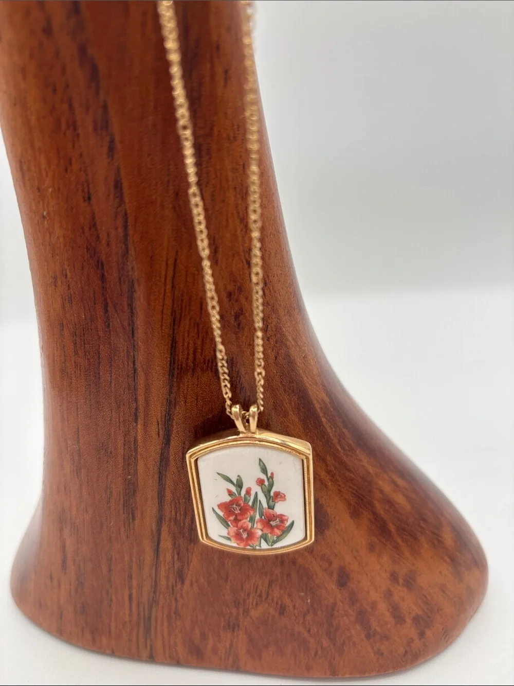 Vintage AVON Gold-Tone Heritage Gladiolas Floral Ceramic Pendant Necklace